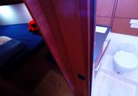 bateau à voile bavaria 46 cruiser voilier intérieur cabine avant droite toilette toilettes